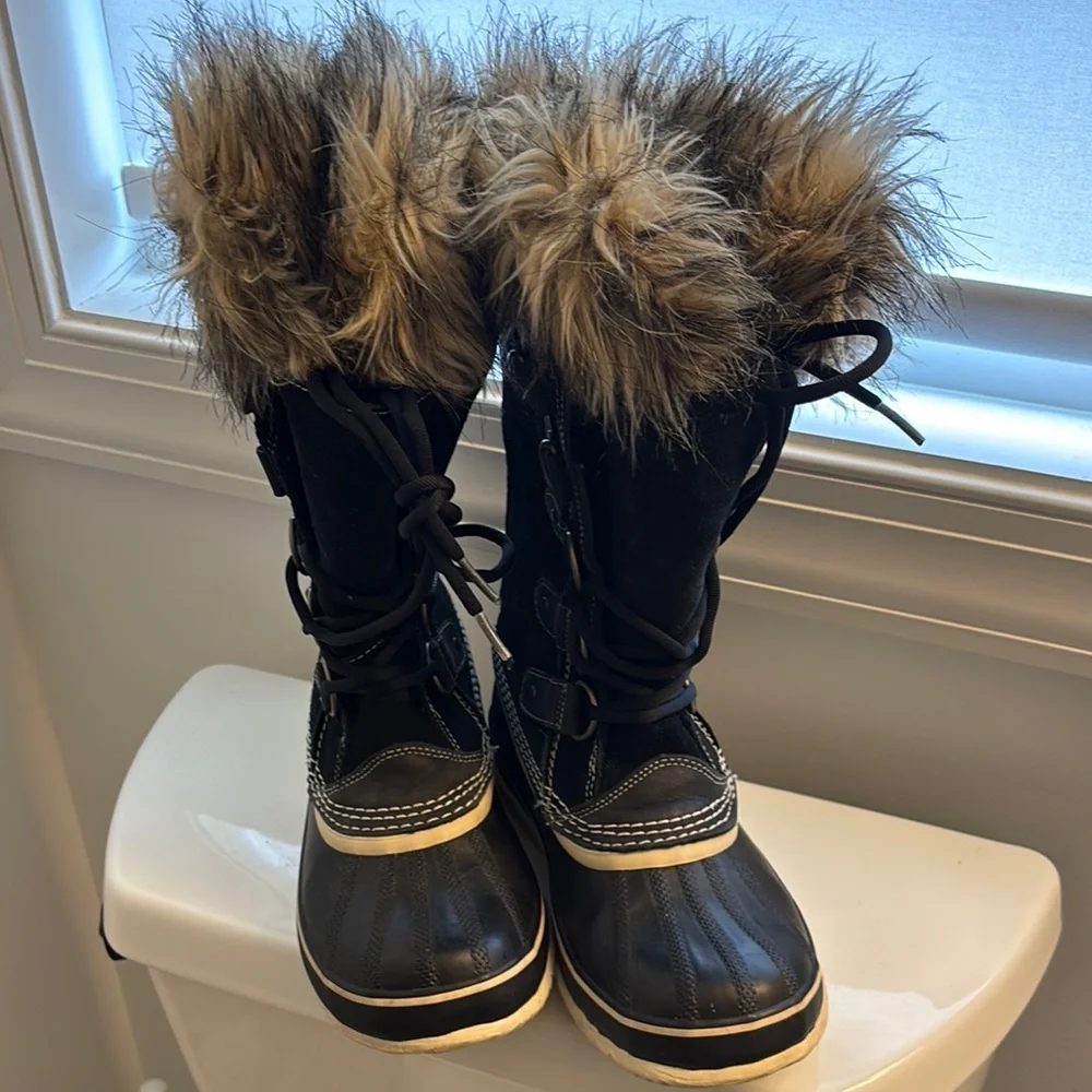 Sorel Black and Tan Lace Up Boots with Faux Fur Trim - Picture 2 of 4